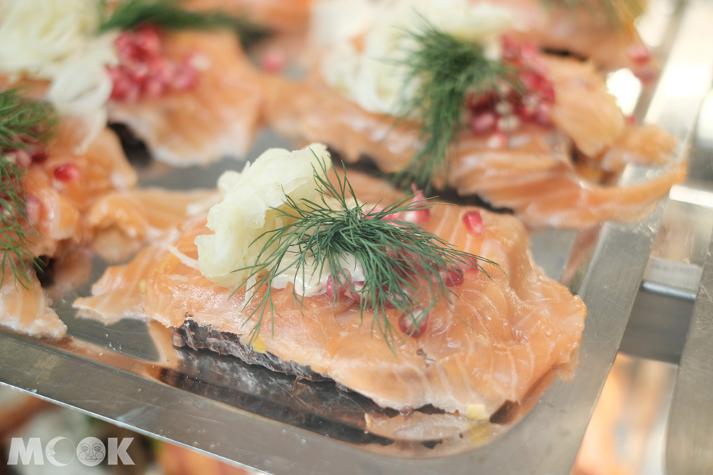 丹麥燻鮭魚口味的開放式三明治