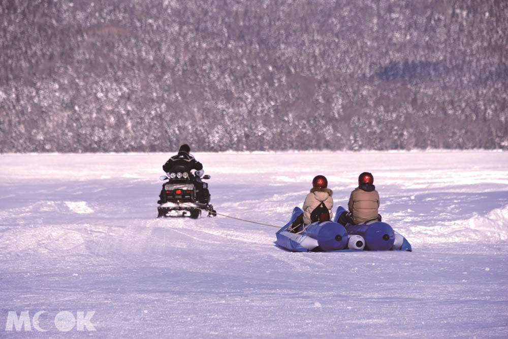 北海道阿寒湖Ice Land AKAN的冰上香蕉船