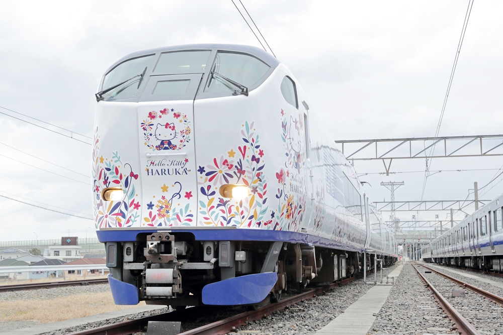 運氣好還有機會搭到Kitty彩繪版列車喔！圖片由JR西日本提供