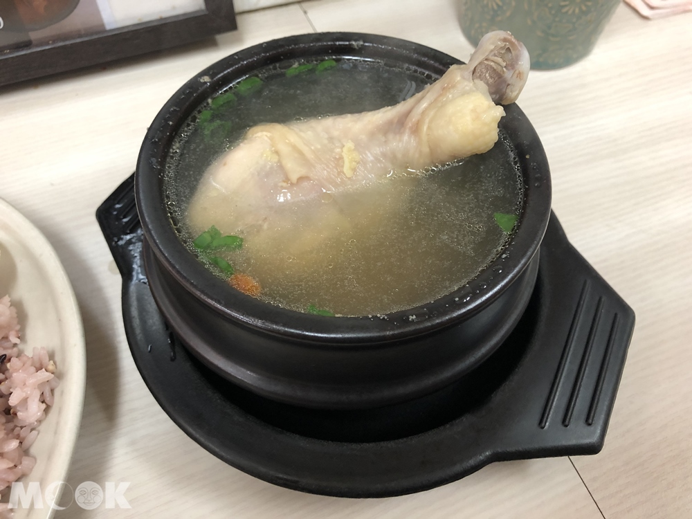韓食堂以雪爾 人蔘雞腿湯飯