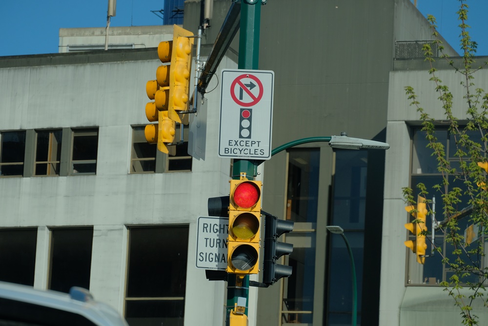 加拿大自駕上路 紅燈不可右轉指標